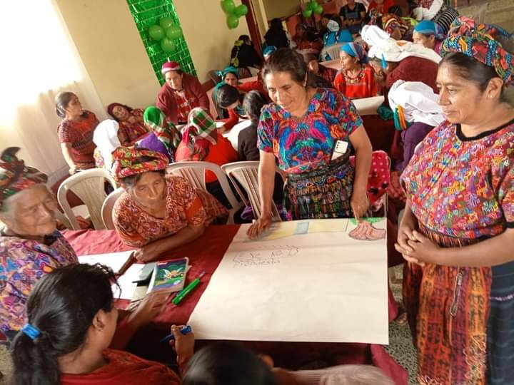  Un grupo de comadronas de San Juan Ostuncalco, Cajolá y San Martín Sacatepéquez, Quetzaltenango, participan de una jornada de aprendizaje y retroalimentación. Foto: Mirna Alvarado  